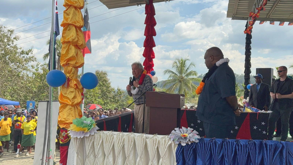 Le Secrétaire général António Guterres s'exprime lors d'un événement dans le district de Nuku, en Papouasie-Nouvelle-Guinée. Nuku abrite la troisième plus grande forêt tropicale du monde.